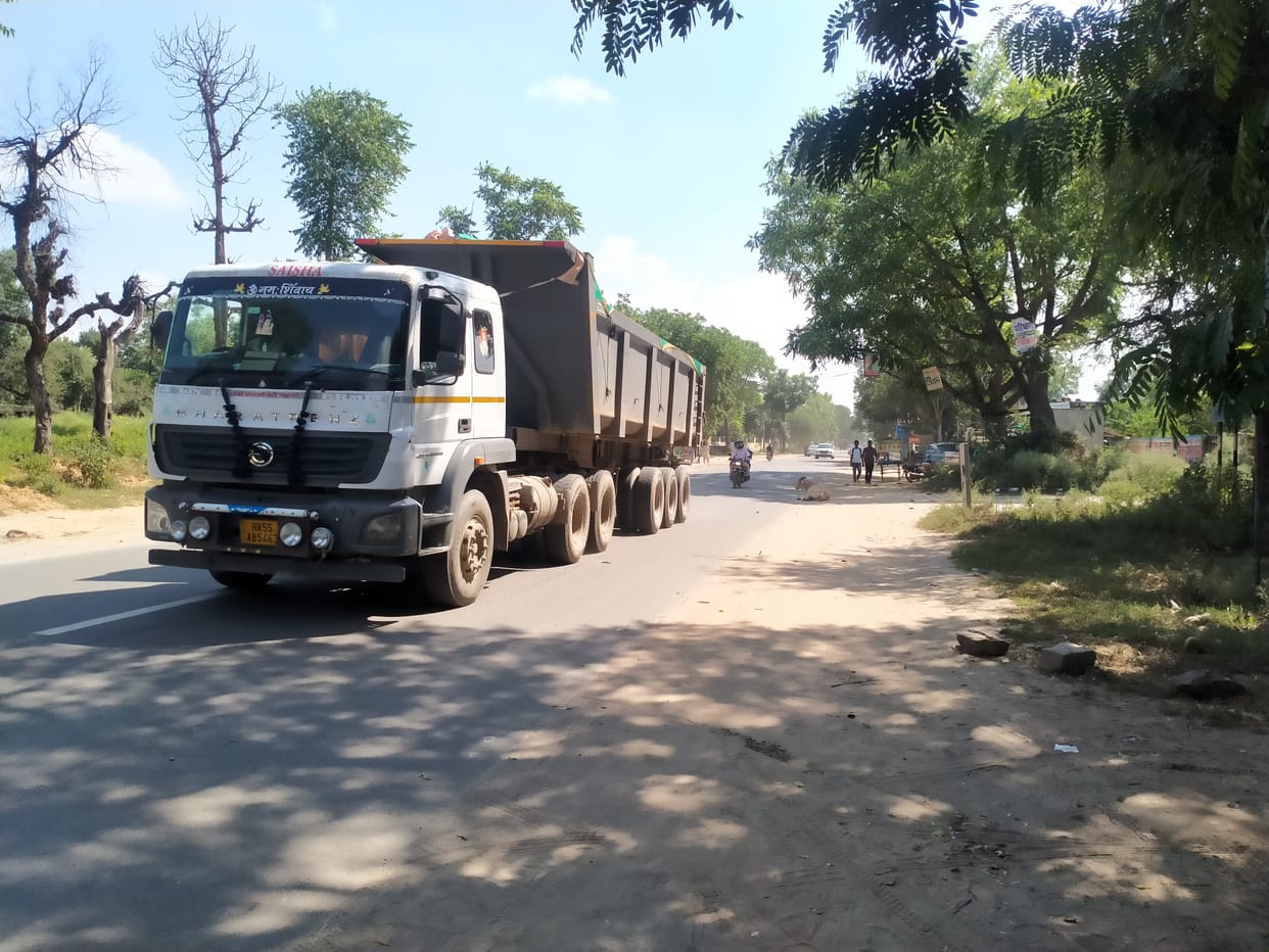 Neither sign board nor blockade, heavy vehicles came out even after the ban