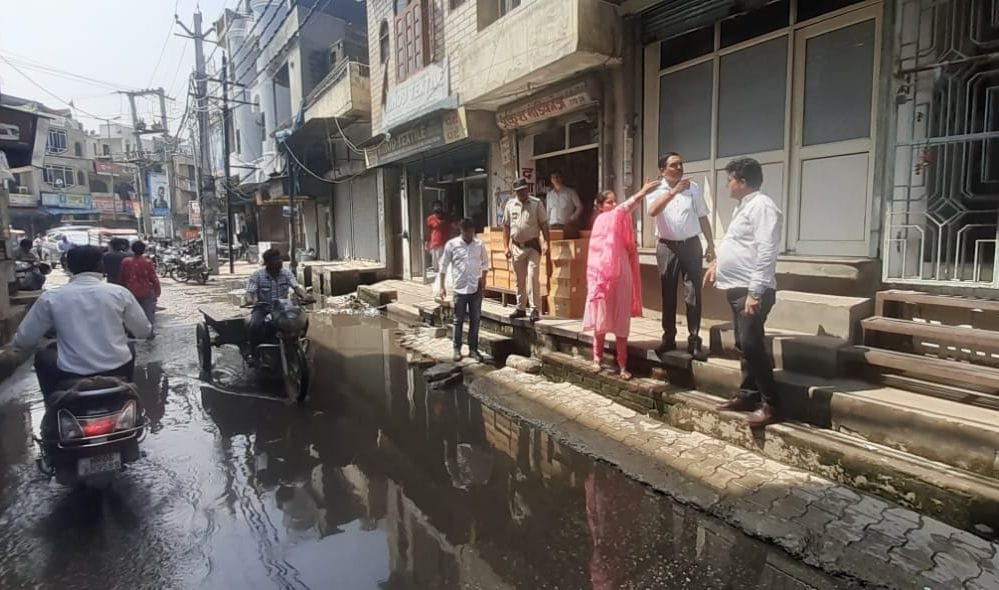 The mayor herself went through the mud, reached the complaint