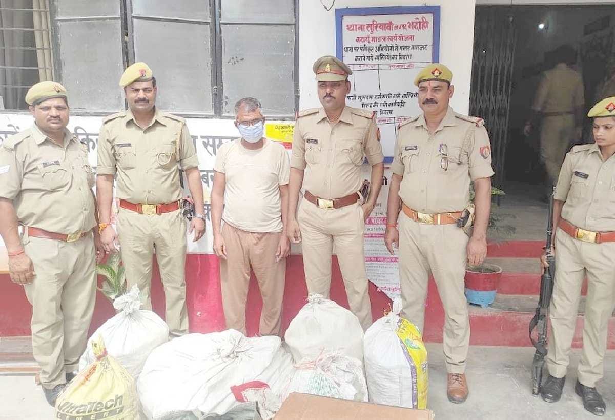 accused arrested with one quintal of illegal explosives in bhaohi