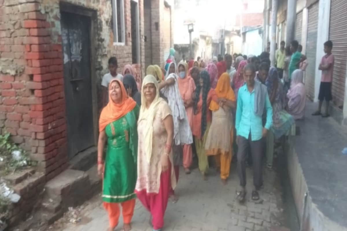 Gang war in rohini court:  dead body of Rahul Funeral in fafunda Meerut,police was seen careless