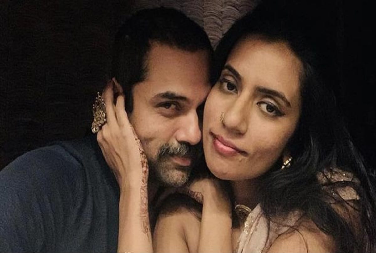 Know who is the artist with whom Abhay Deol shared a romantic picture