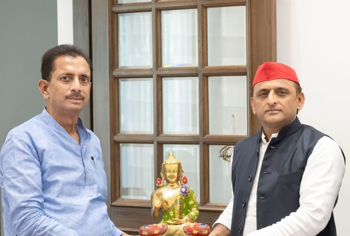 SP president said – farmer devastated in BJP rule, former state president of BSP met Akhilesh Yadav