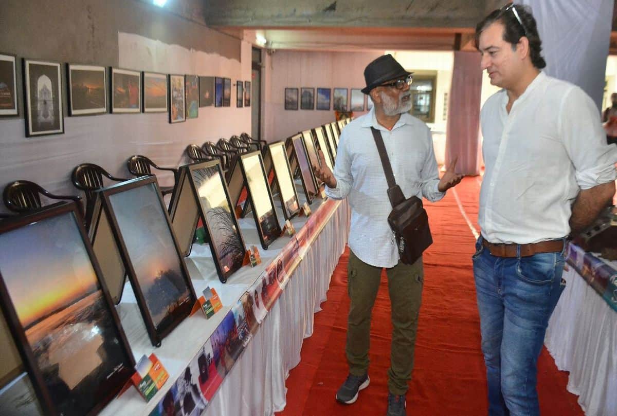 Exhibition Of Pictures And Antique Cameras At Amar Ujala Office Visits Today