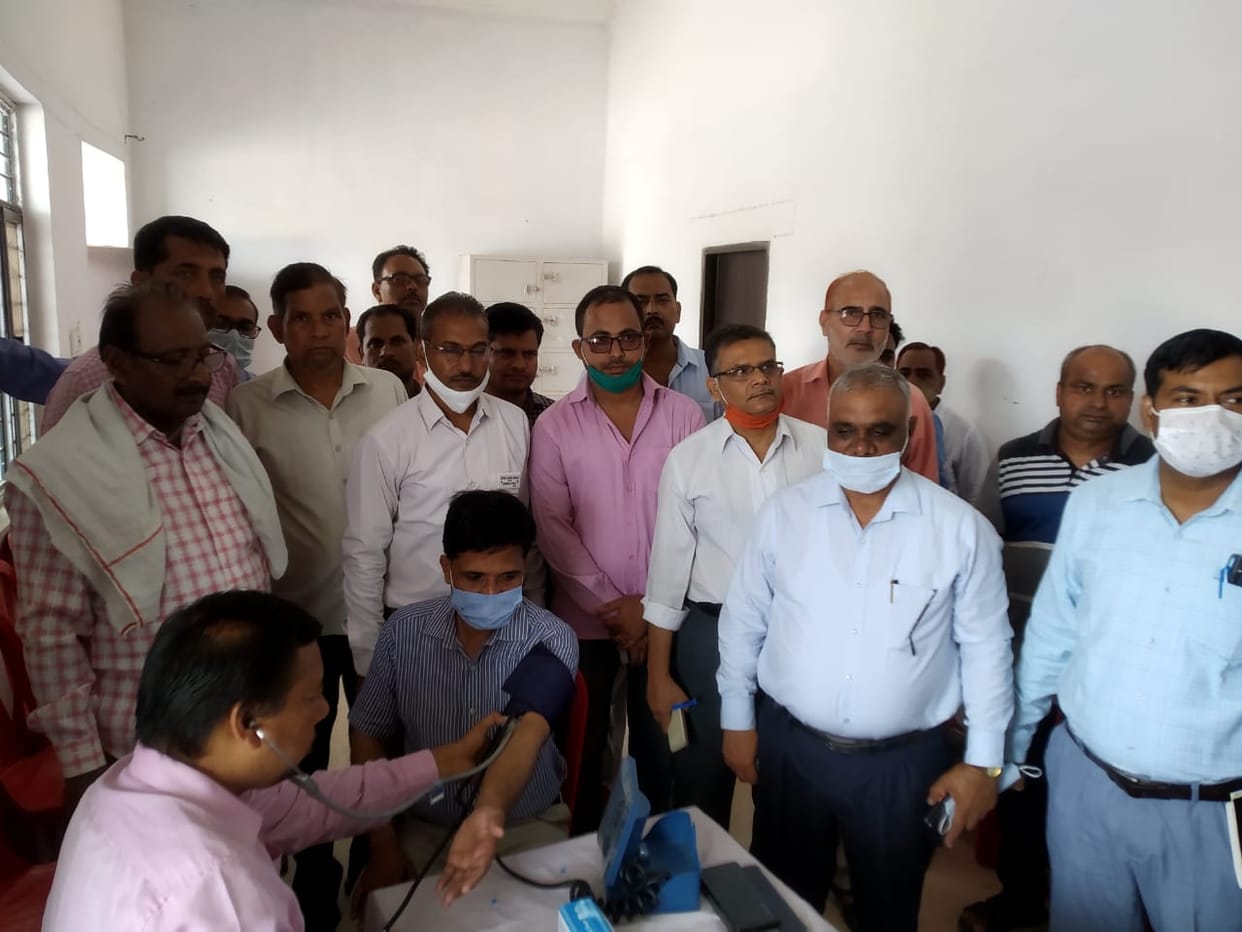 etawah news,Examination of the eyes of transport workers