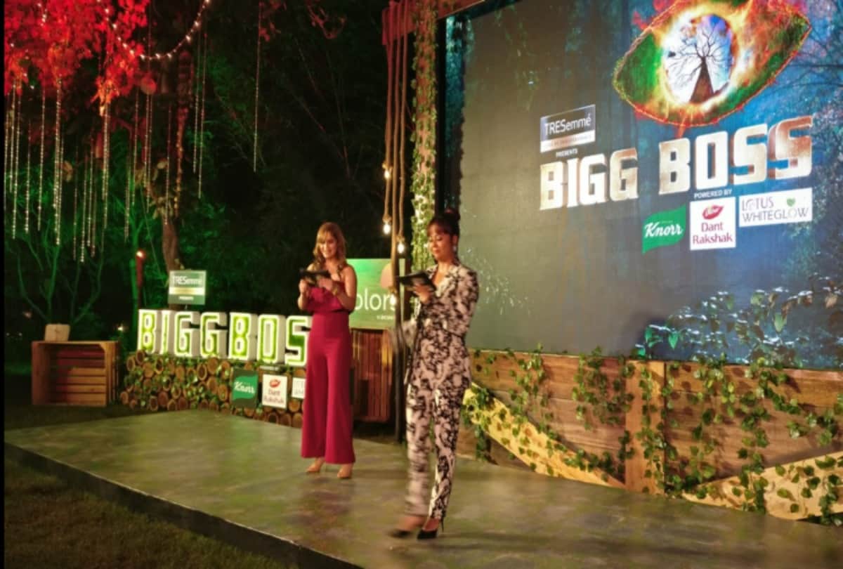 Bigg Boss 15: Rhea Chakraborty to be a part of Salman Khans show speculation intensifies after appearing outside studio