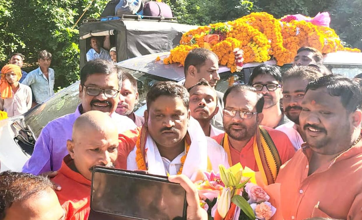 Crowd gathered to welcome Minister of State