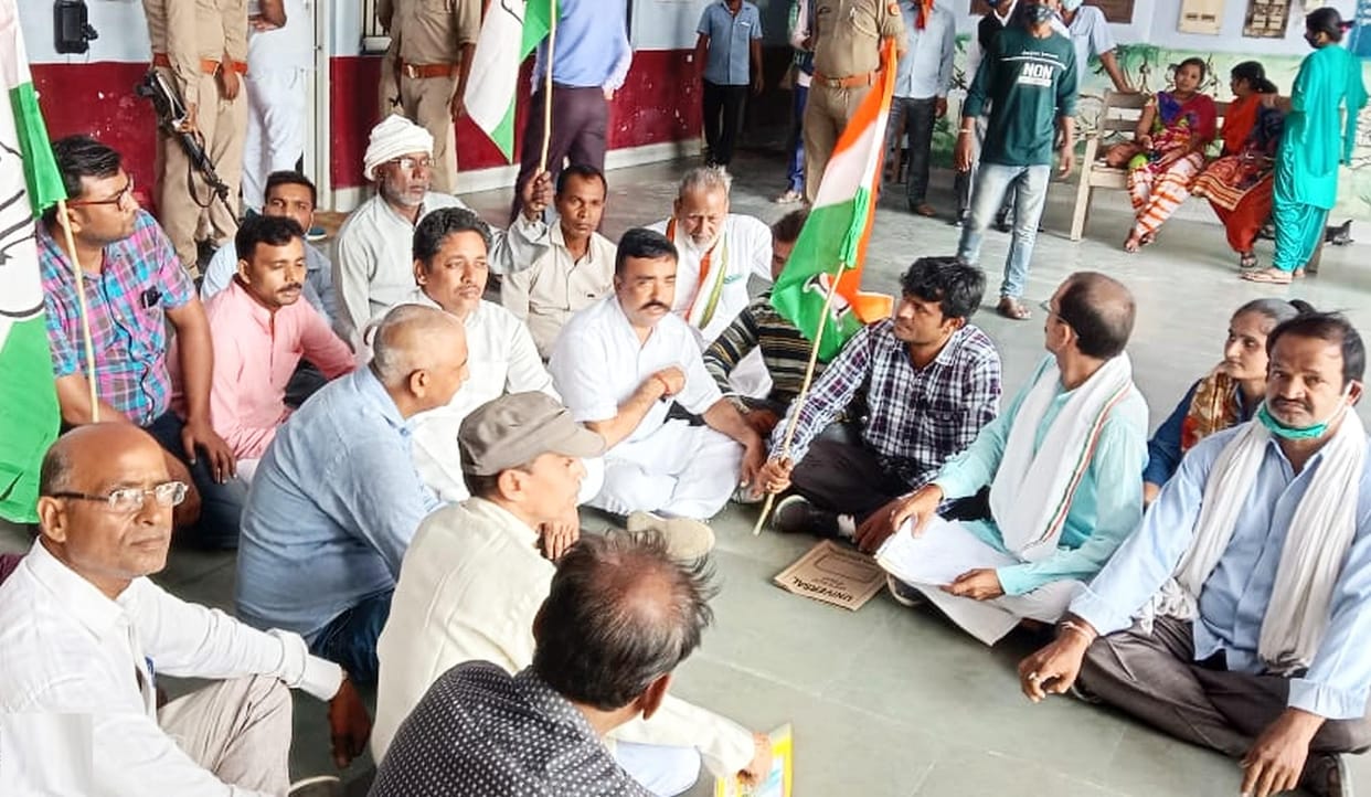Congressmen protested by demonstrating in the collectorate