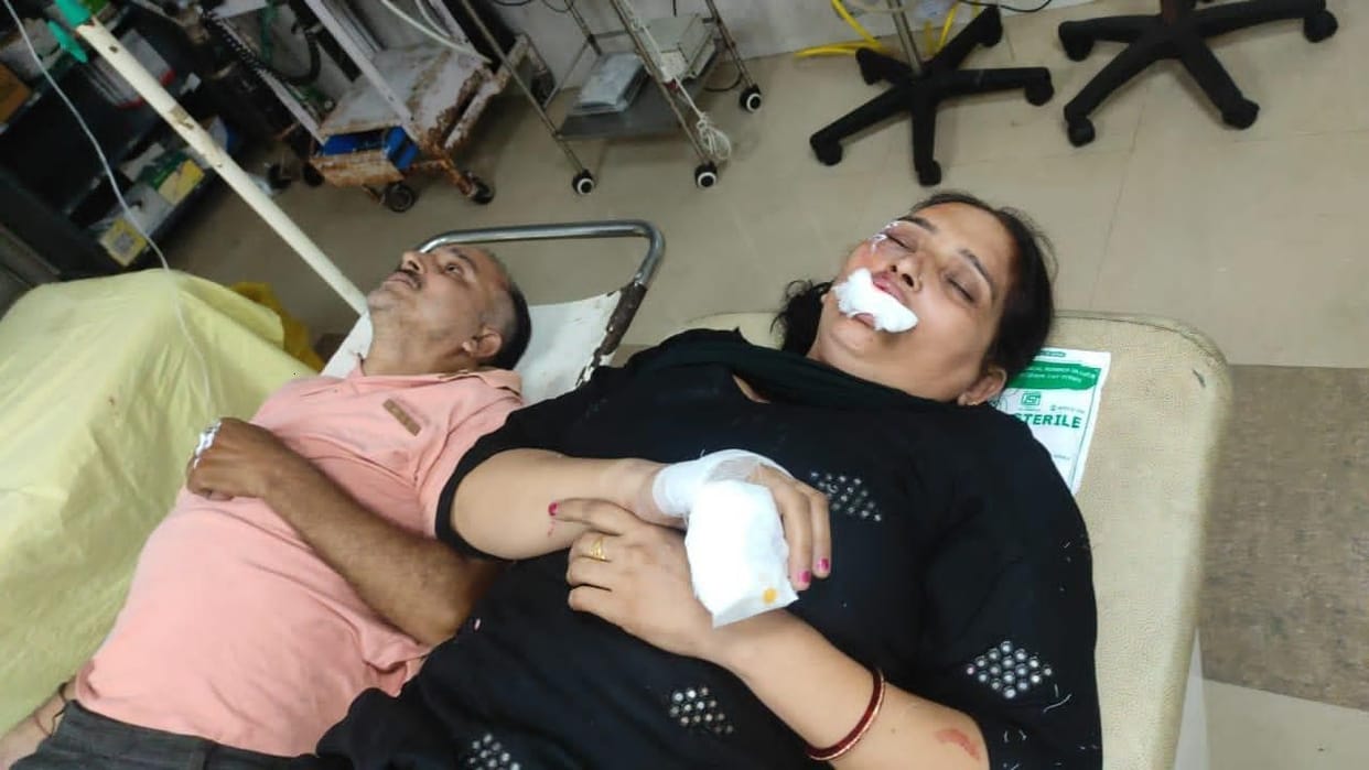 Car collided with the couple coming to see the son admitted in the hospital, the woman's tooth was broken