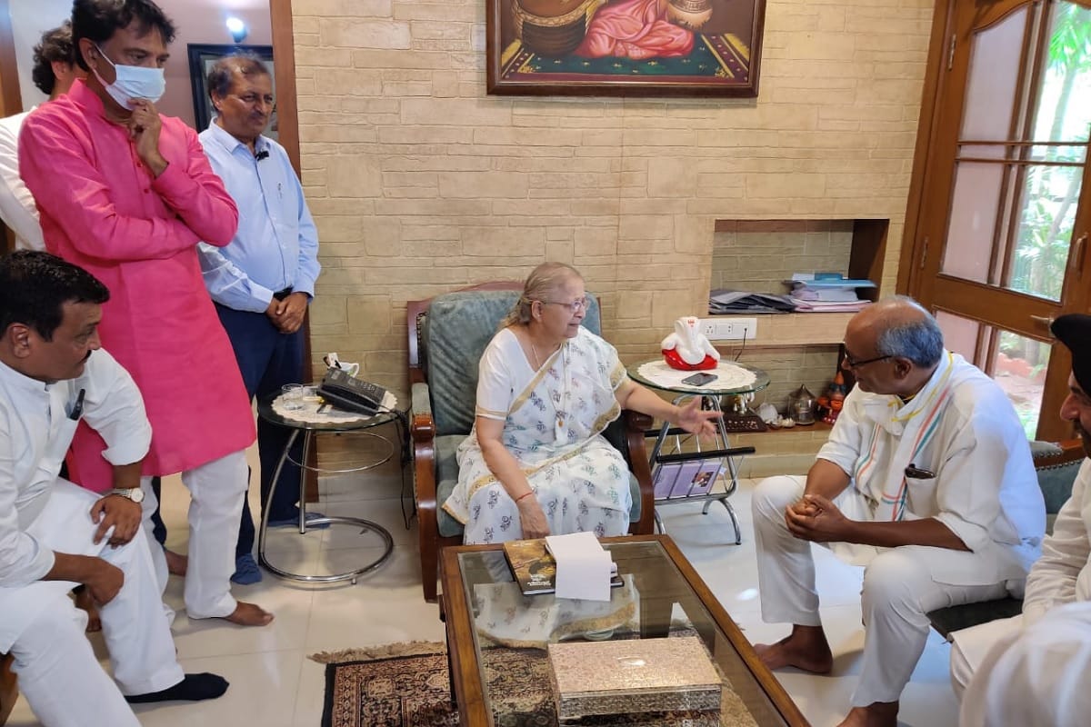 Digvijaya Singh accuses government of harassing Congress leaders and meets Sumitra Mahajan