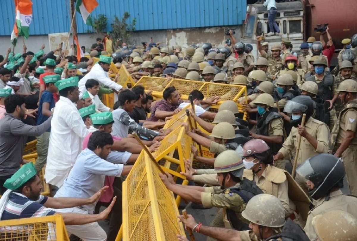 FIR registered against thousand of farmers for protesting near Noida Authority and breaking barricades