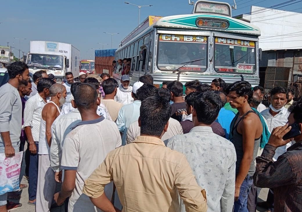 Tempo drivers stopped private bus, fierce ruckus
