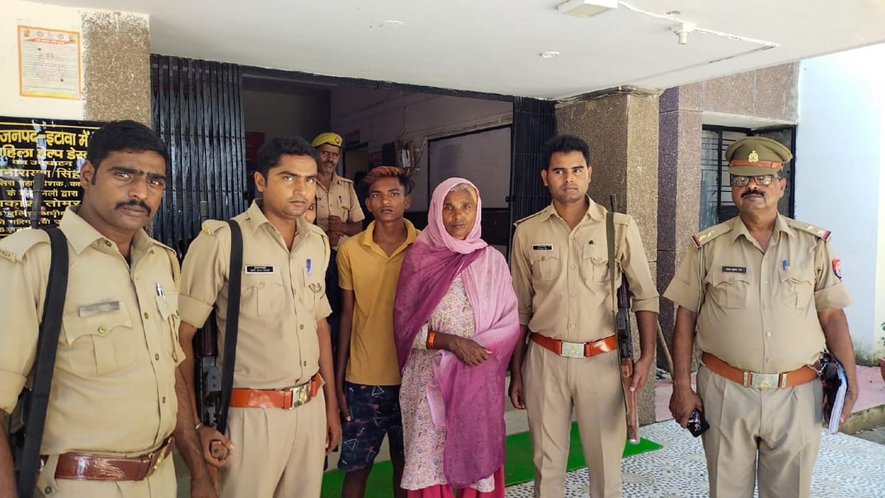etawah news,Bike riders went out in front of the police station after kidnapping the teenager