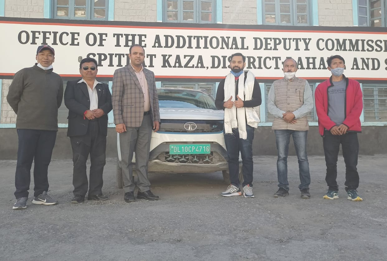 Three tourists reached Kaza from Delhi in electric car, ADM Mohan Dutt Sharma welcomed, Tourists will also go to Hikkim, the world's highest village by car