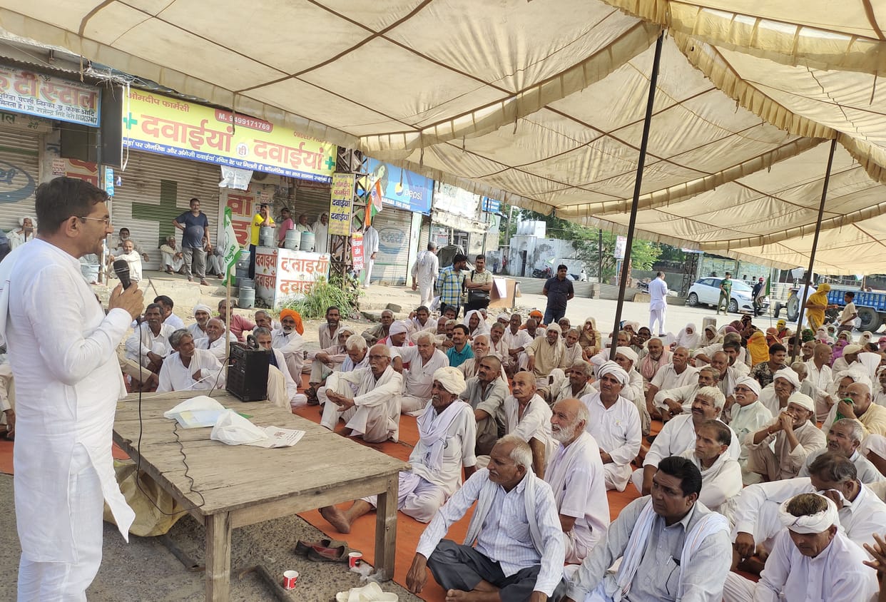 Farmers blocked the National Highway in Bhagalpuri Chowk and Deeghal of Beri