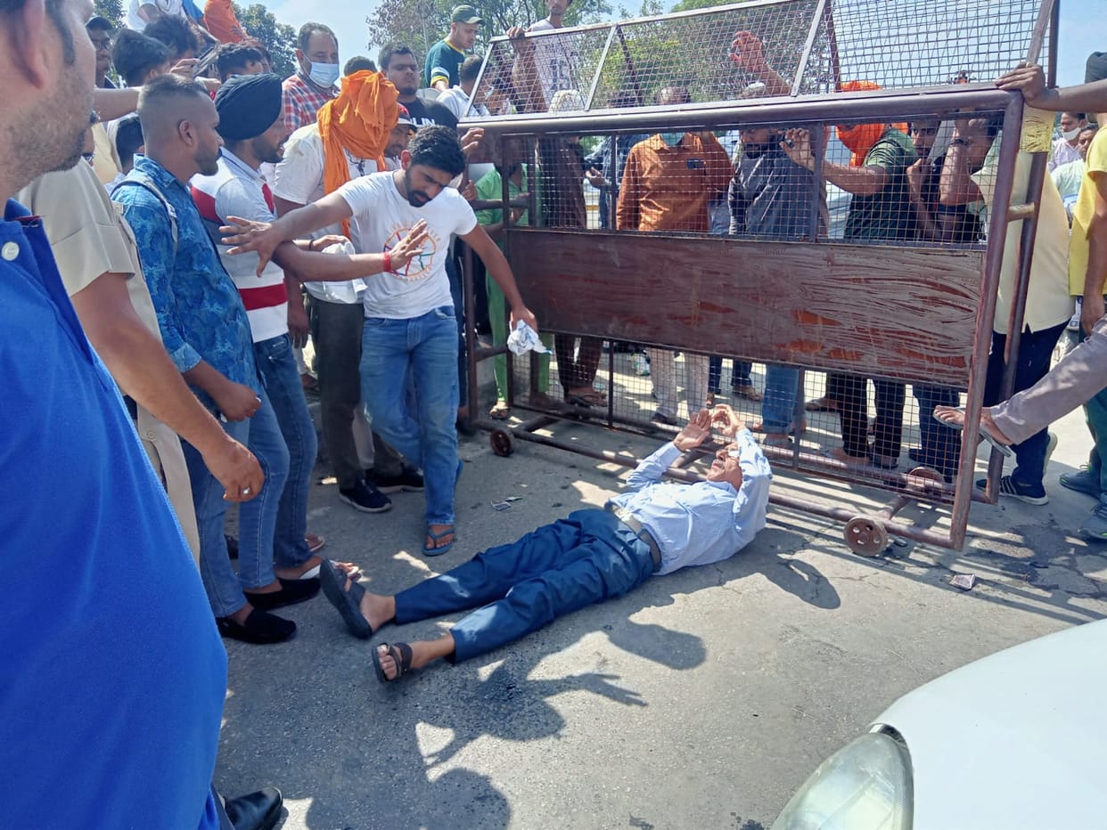 Shops opened in Barwala and roads jammed, passengers raised slogans due to non-operation of buses