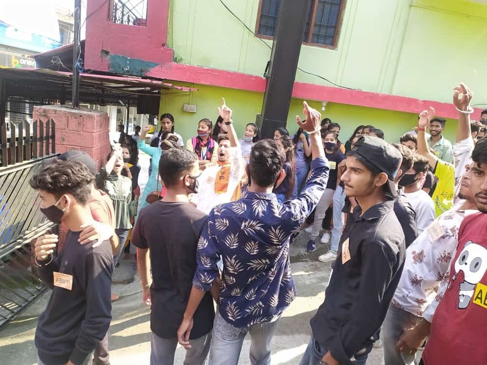 Angry with the attitude of the professors, ABVP protested at the college gate