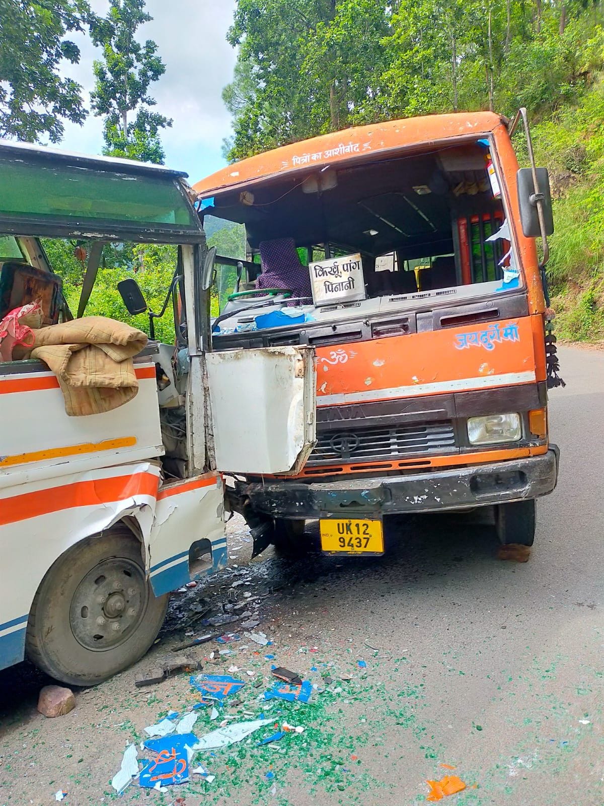 Three injured in a collision between two buses