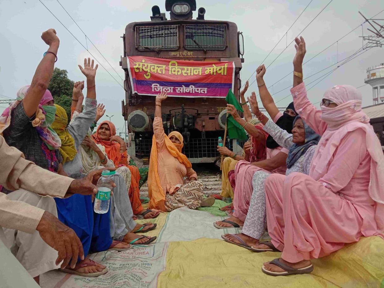 Farmers jammed 25 places, railway track was also disrupted