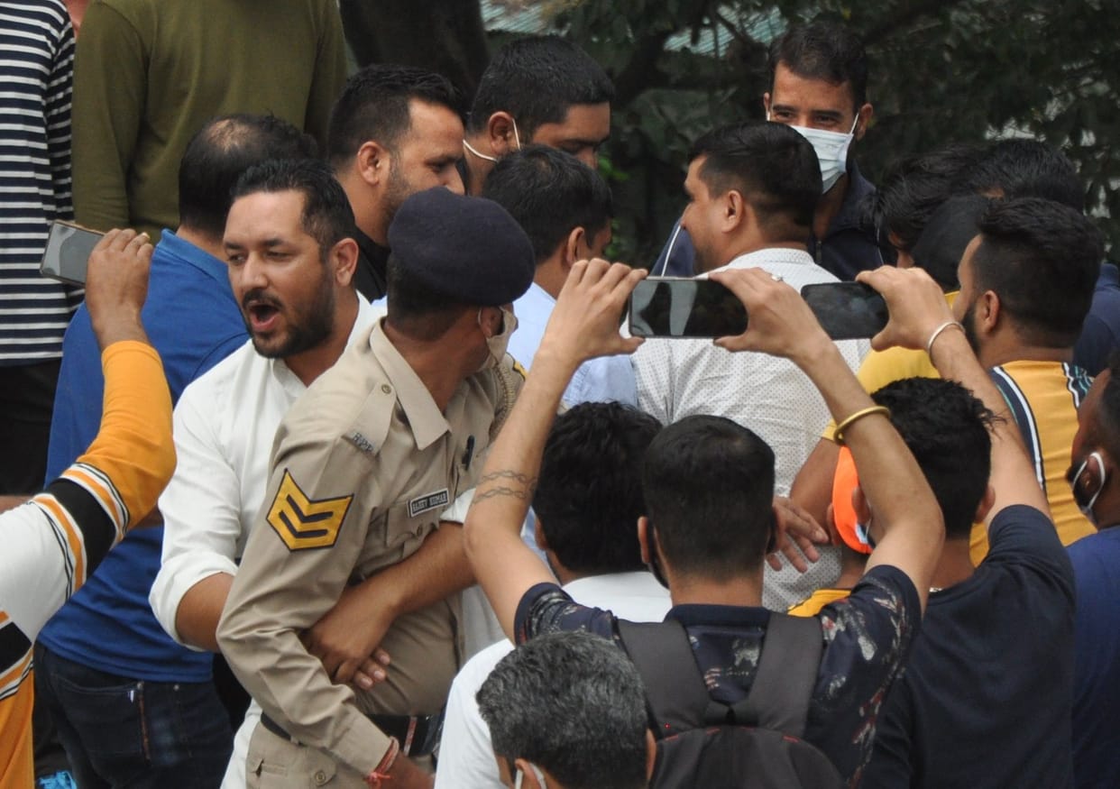 clash with police in kangra