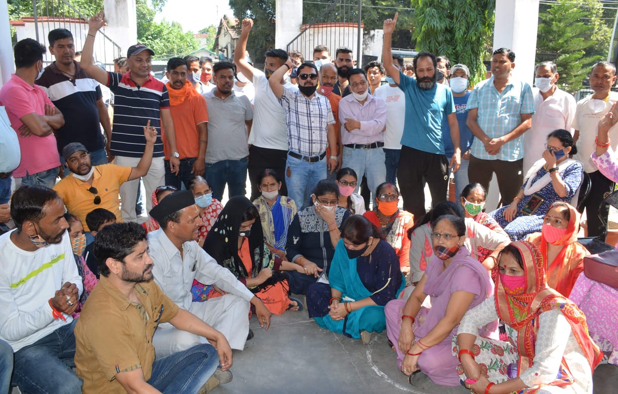 The relatives of Pawan Kanyal surrounded the Kotwali for four hours