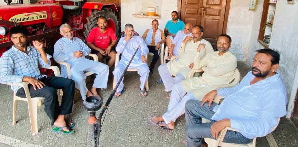 Discussion on sugarcane price in Hookah Choupal in Fugana village