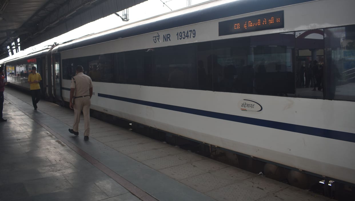 Wheels of Vande Bharat Express stopped, passengers upset
