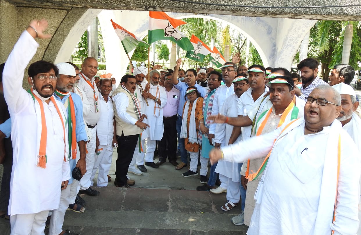 Protest against registration of case against Congress leaders