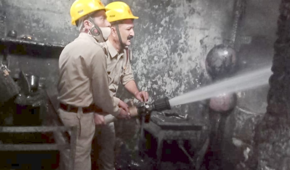 Sweet shop caught fire due to cylinder explosion, Loss of 40 thousand, saved property worth two crores in ward number three of the city council
