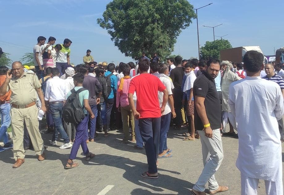 Relatives and villagers jammed by keeping the dead body, the headmaster going on duty died due to the collision of the car