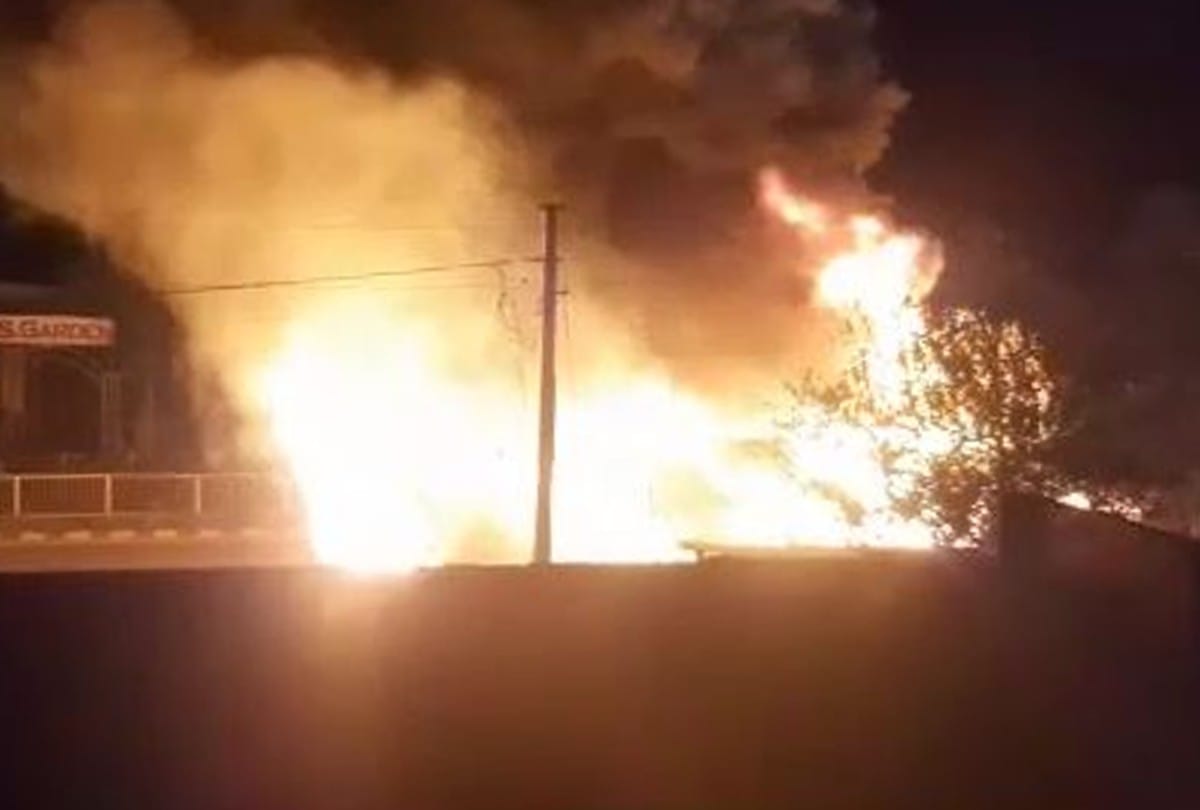 Two trucks caught fire after collision,three bikes also burnt on Agra-Gwalior highway