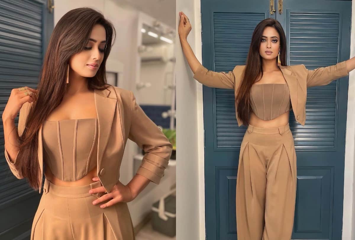 Shweta Tiwari Glamorous Look in Nude Color Dress Photos