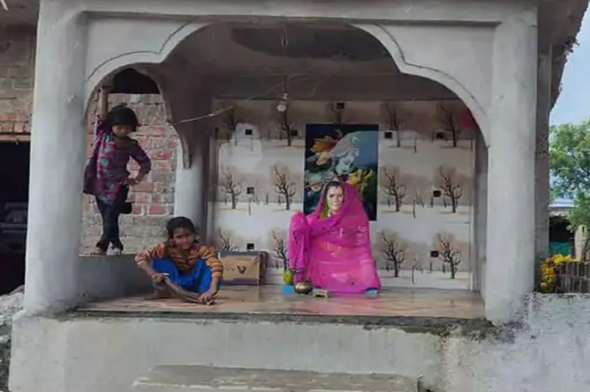 Temple built outside the house in memory of wife husband worships daily