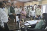 नाहन में अतिरिक्त उपायुक्त को राज्यपाल के नाम मांग पत्र सौंपते कांग्रेस नेता।