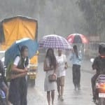 भारी बारिश से जनजीवन अस्त-व्यस्त (सांकेतिक तस्वीर)।