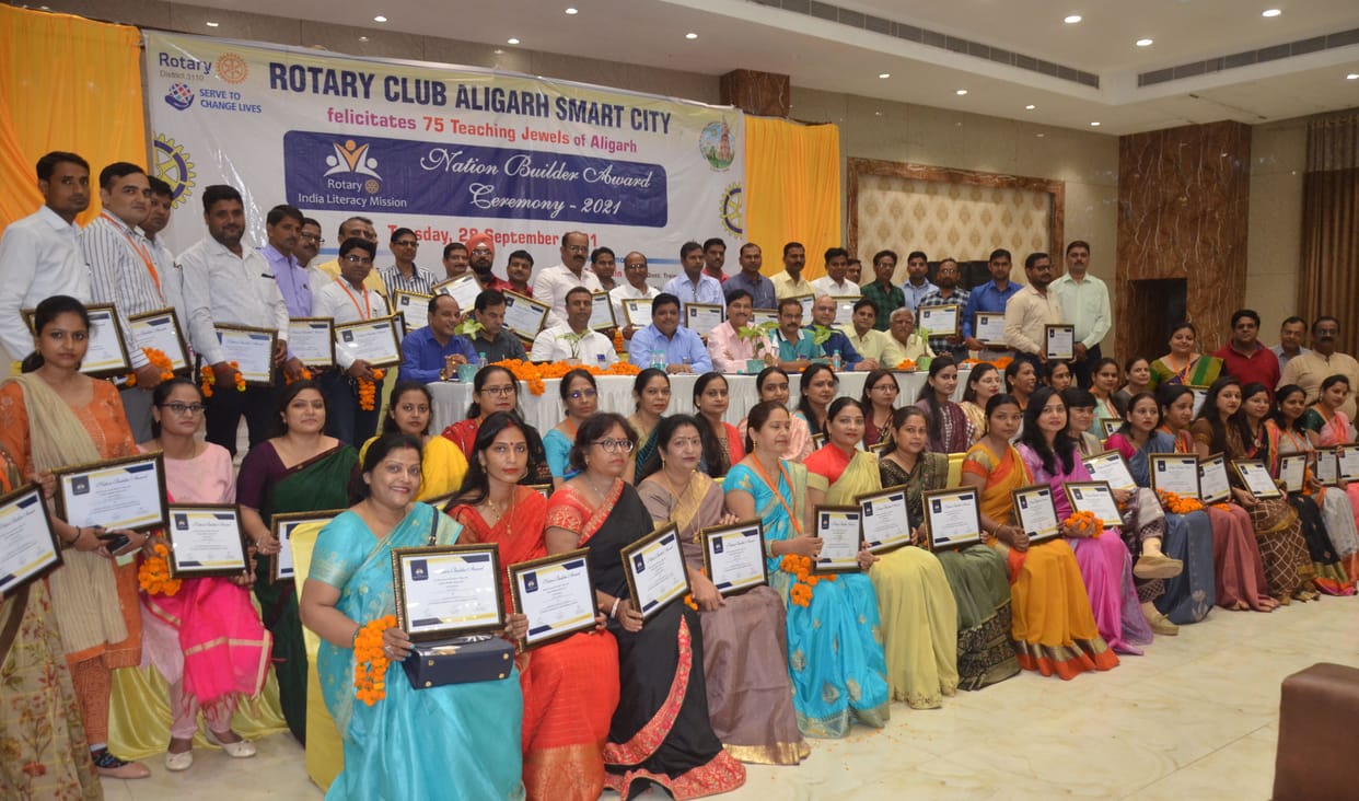 Rotary Club Aligarh Smart City gave Nation Builder Award to 75 teachers