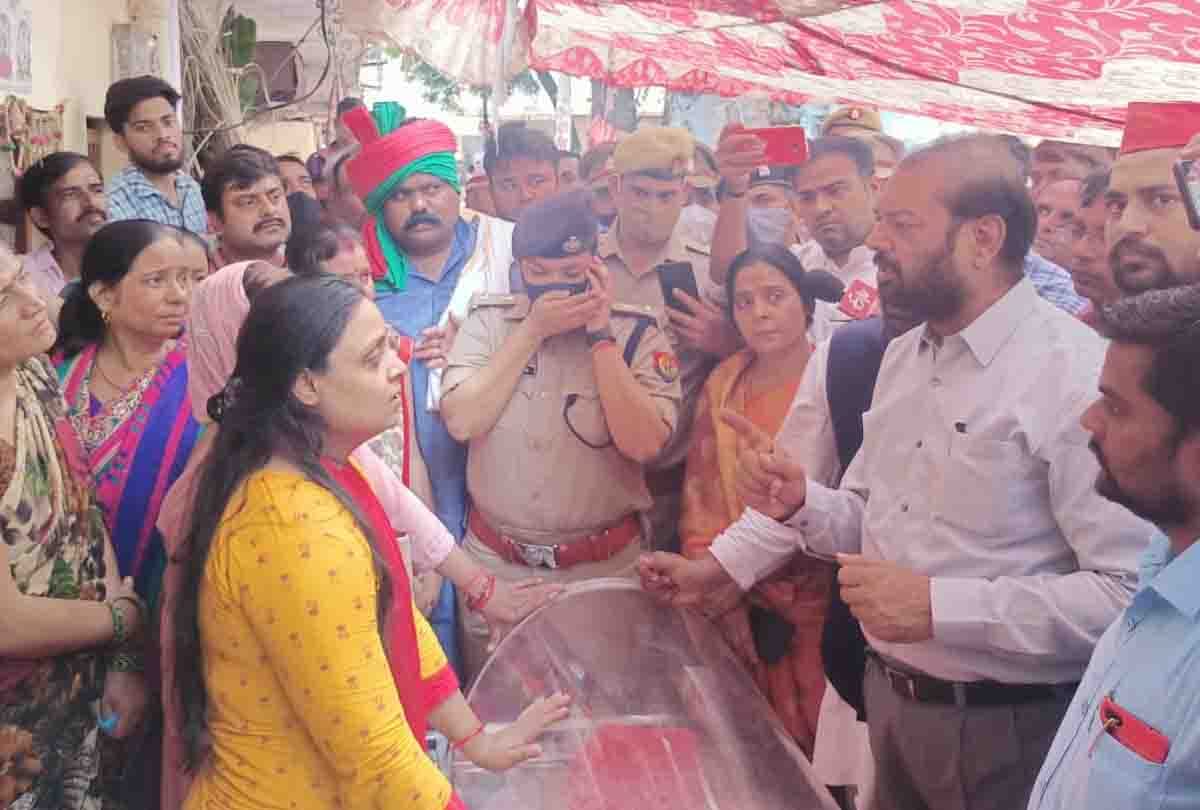 sp workers created ruckus for taking Meenakshi Gupta without meet with Akhilesh Yadav
