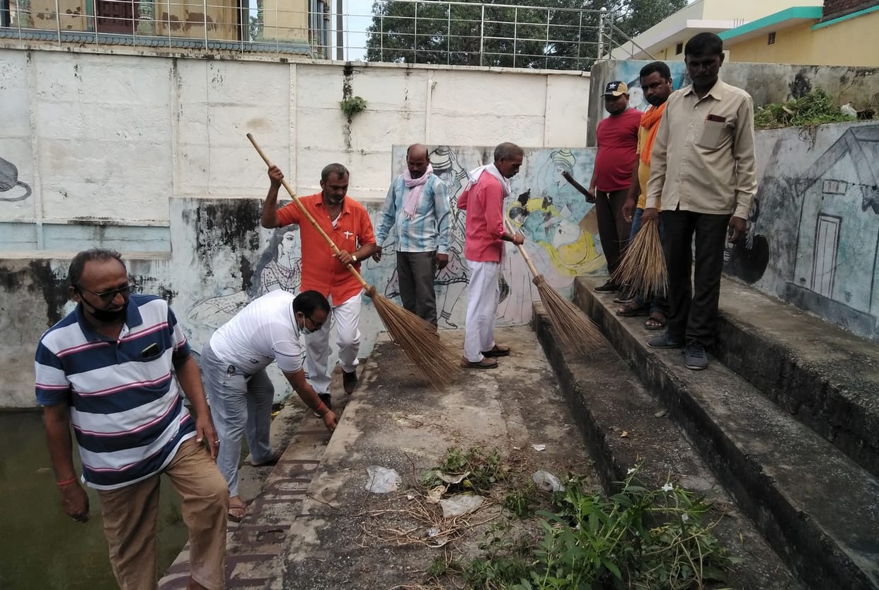 BJP workers cleaned the temple, ghat and streets