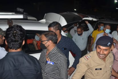 आनंद गिरि के आश्रम से जाती सीबीआई