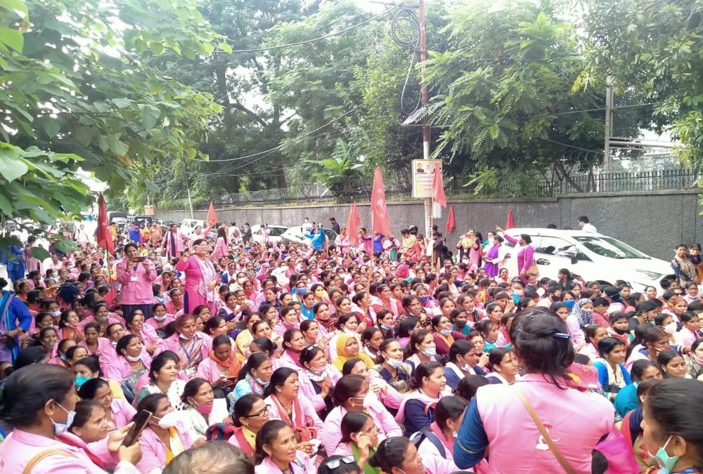 Dehradun News: Asha Workers Protest and Argument with Police