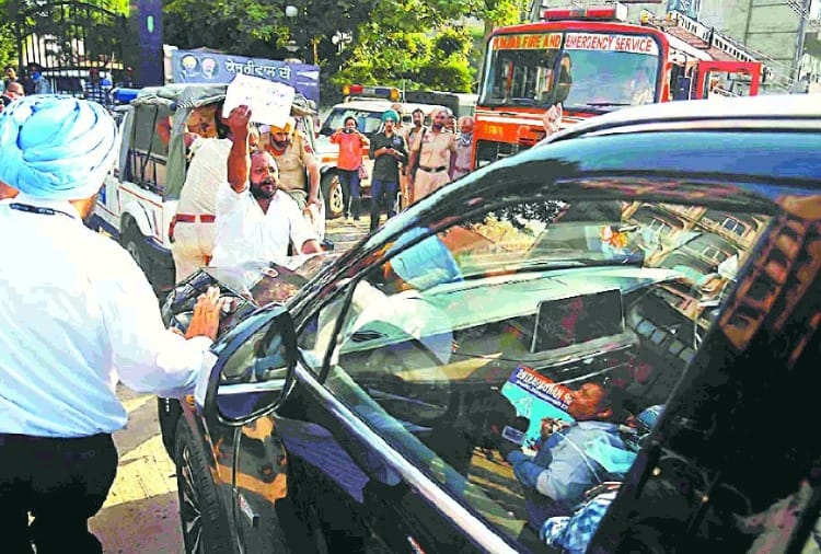 Arvind Kejriwal faced opposition from youth in Ludhiana