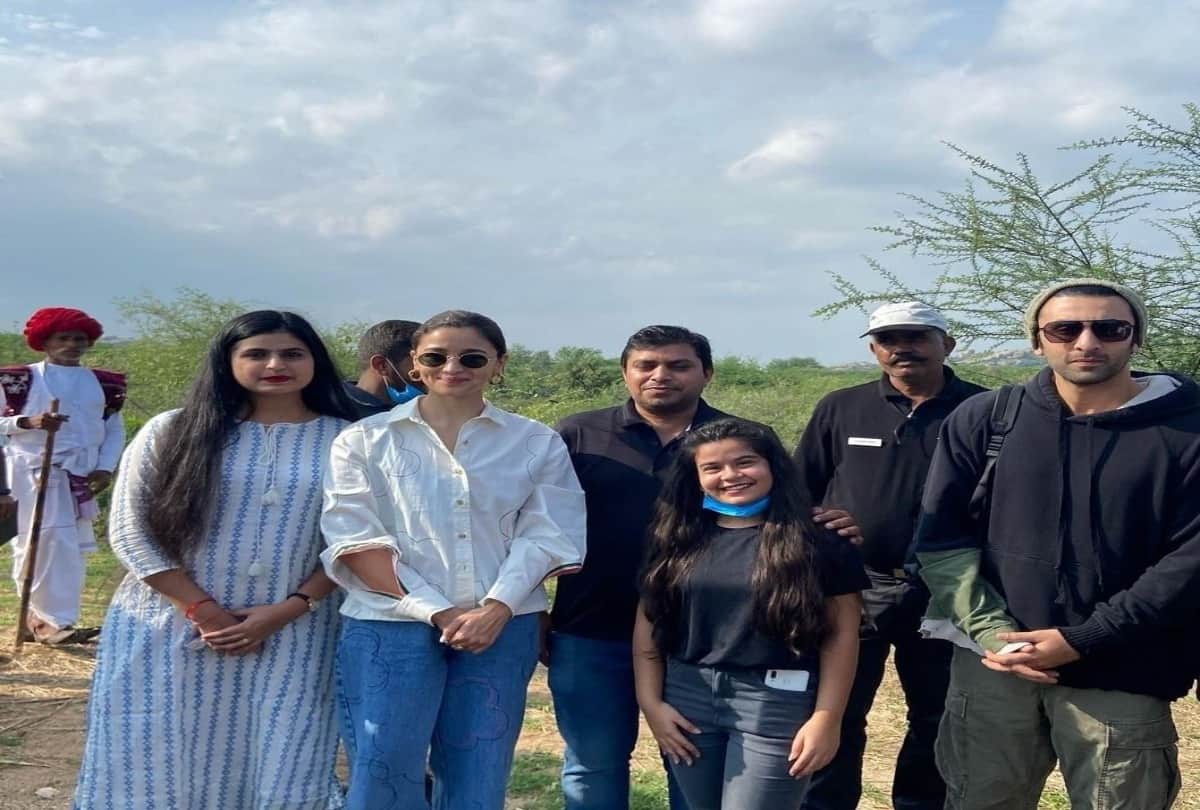 Photos: Ranbir was seen saving Alia from the crowd tremendous bonding was seen in the pictures that surfaced