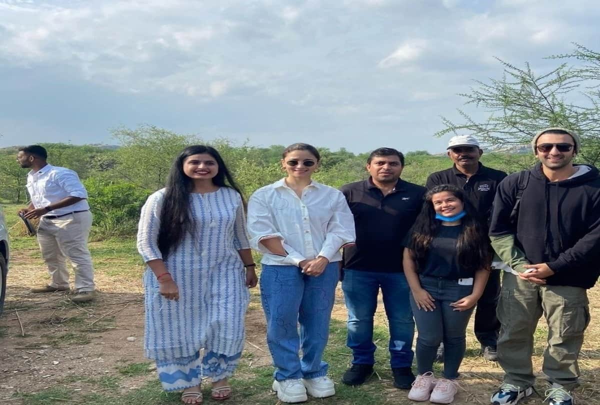 Photos: Ranbir was seen saving Alia from the crowd tremendous bonding was seen in the pictures that surfaced
