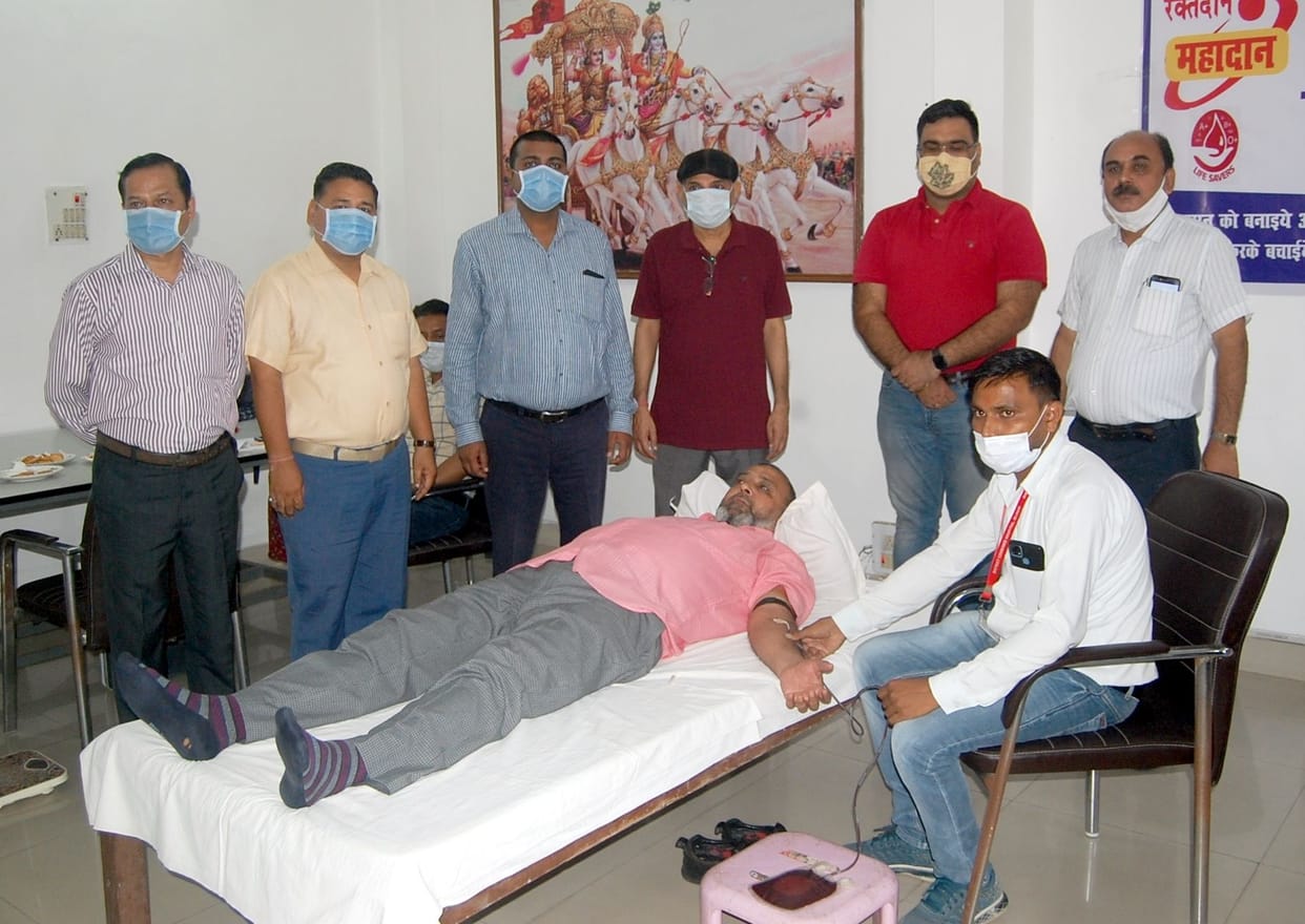 Students and teachers donated blood in Kunwar Satyaveera Engineering College