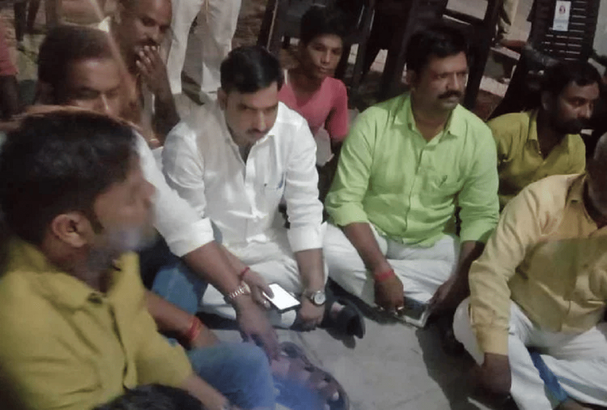 Up police daroga including three constable  booked for BJP leader  beaten up in saiyadraja police station chandauli