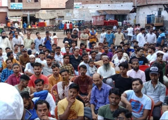 Bangle printing workers hold negative talks, protest continues