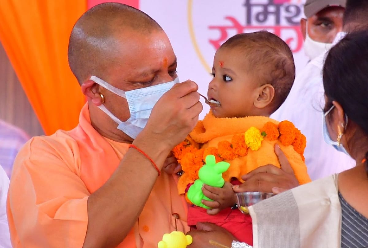 CM yogi caressed for child from lap of female police in gorakhnath gorakhpur