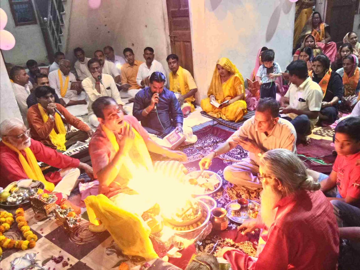 Baba mahare aa jaiyo, your devotees lit the flame.