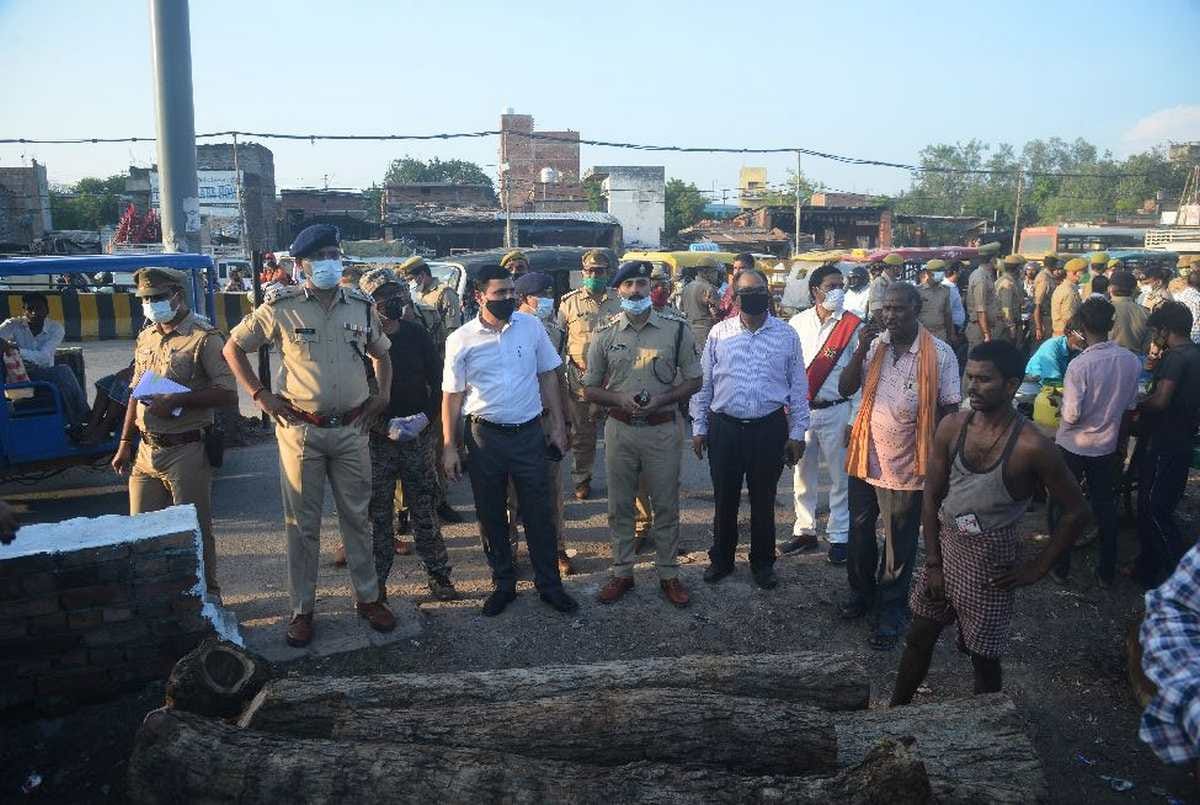 Efforts to get city out of jam: Municipal officials along with DM-Commissioner came on streets remove encroachment