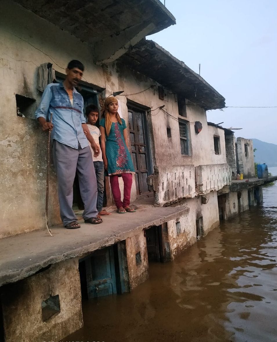 Family forced to live in a house submerged in the lake