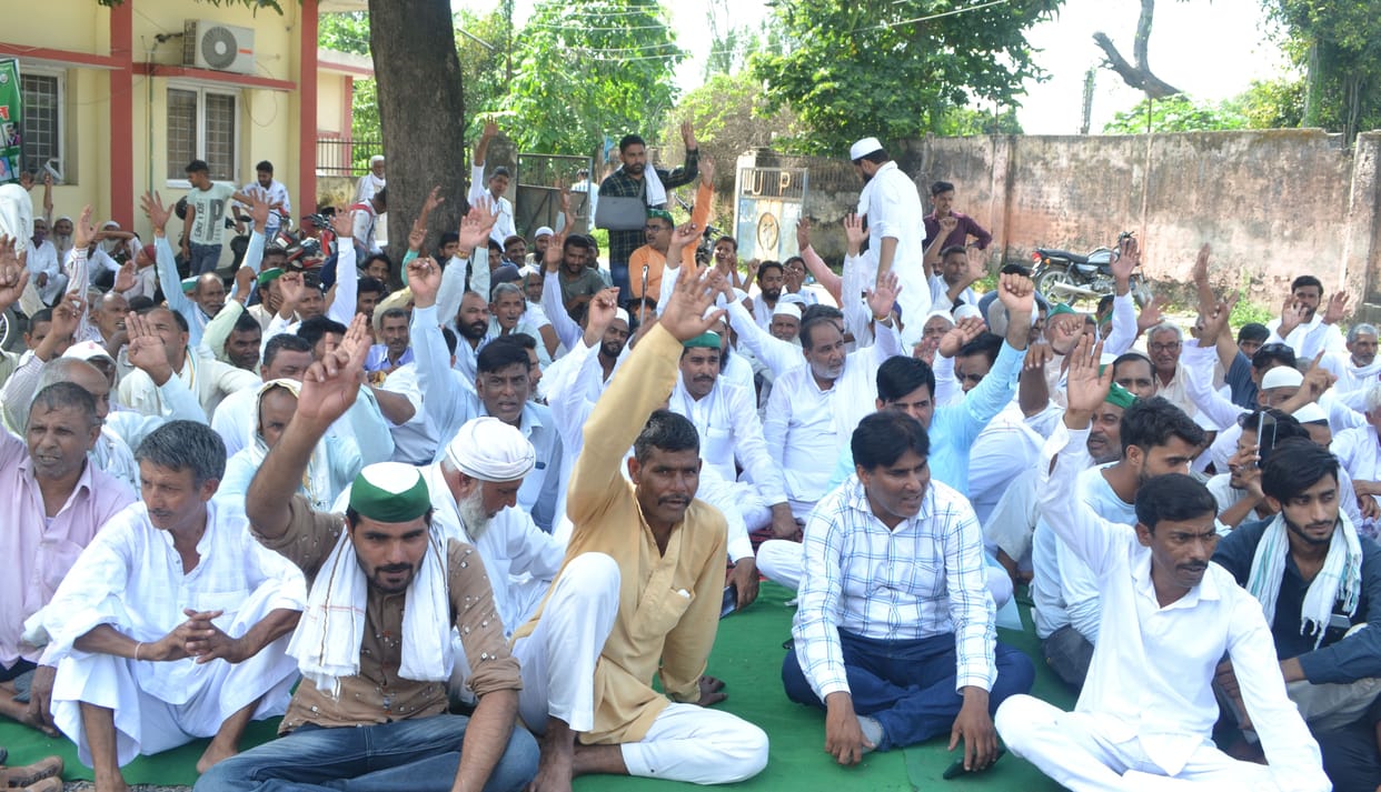 Farmers held EE and JE hostage